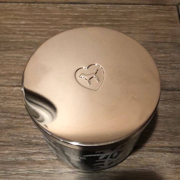 Victoria’s Secret Coconut & Palm Leaves candle - Picture 3 of 5